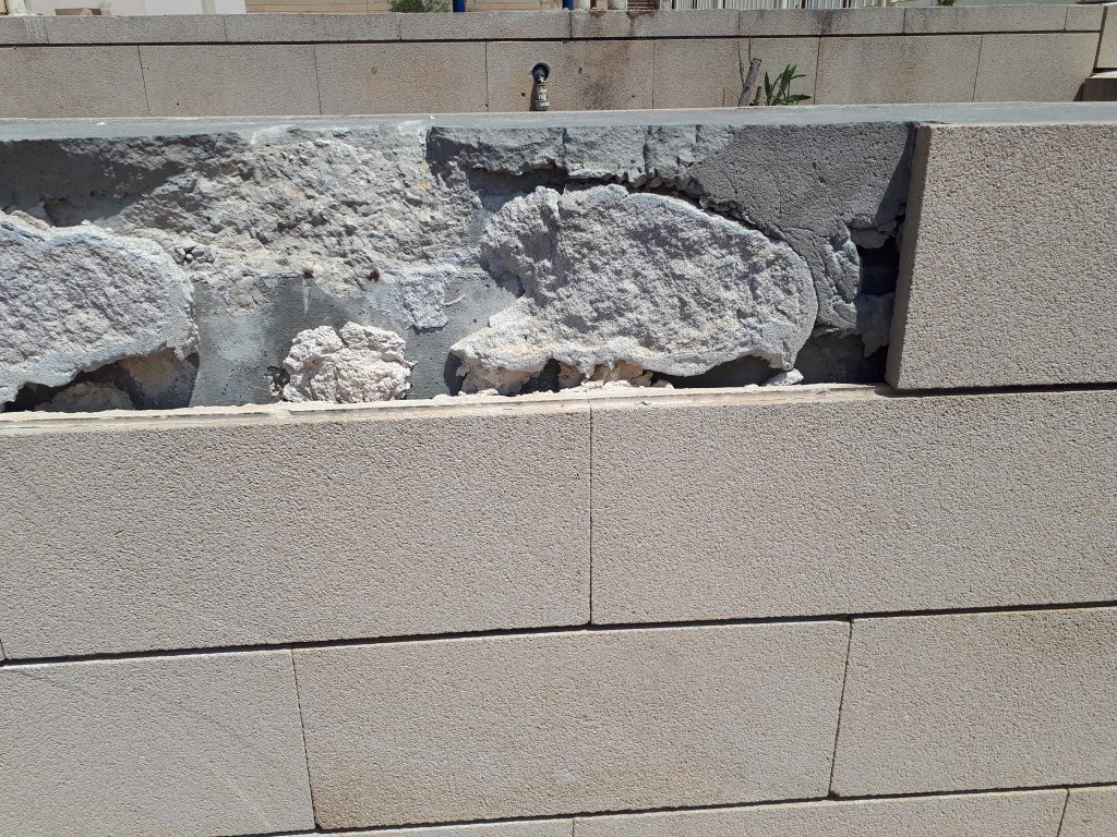 כשל בחיפוי אבן בהדבקה — אבנים מתנתקות