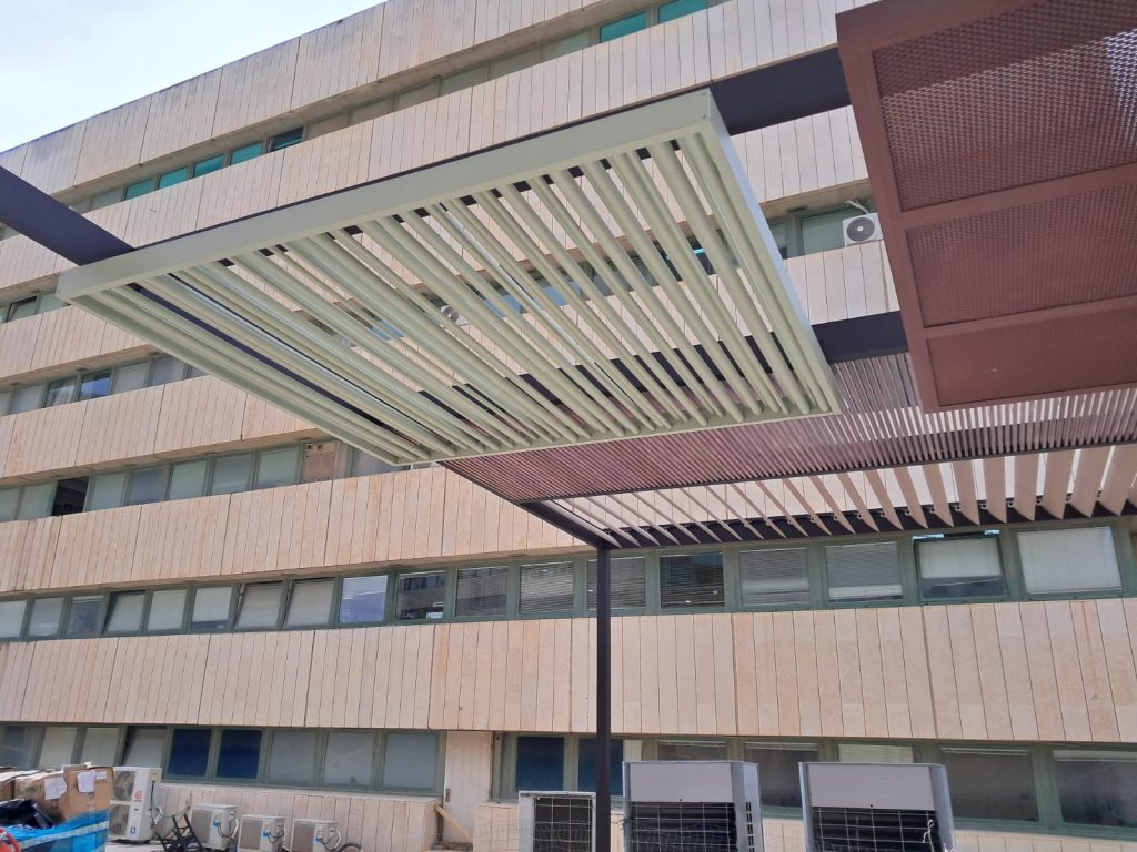 רשת אקספנדד להצללה, מעניקה מראה שקוף למחצה, בניין כלל, ירושלים