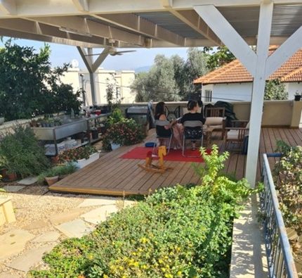 גג פעיל וצומח הכולל גינת נוי וירקות, פינת ישיבה ופתרונות הצללה – דוגמה לשדרוג תרמי ואקלימי של החזית החמישית (תכנון: אוסטרליץ אדריכלות, משפחת שגב, פרדס חנה)