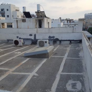 יריעות ביטומניות חשופות לשמש בגג בניין בתל אביב. צילום יואב אשד ספטמבר 2020