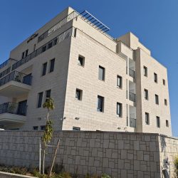 בנייני מגורים בגן יבנה, אסייה סיירוס, חיפוי אקרשטיין מסוג אופק "מצוק כורכרי"