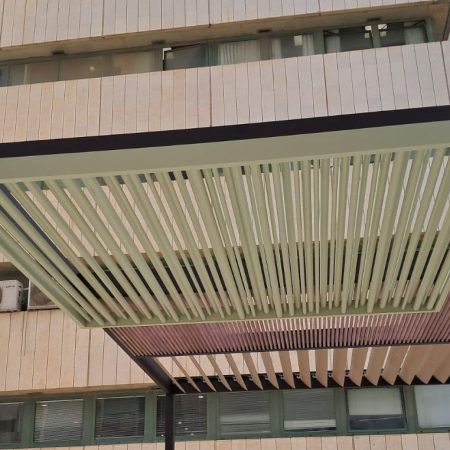 מערכת הצללת אלומיניום מצינורות בקטרים משתנים, עיצוב דקורטיבי לפרגולה או קיר, בניין כלל ירושלים.