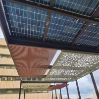 הדגמת מערכות הצללה מאלומיניום וסולארי, מרכז ״החזית החמישית״, ירושלים. ייזום: מוסללה, תיאום תכנון: אוסטרליץ אדריכלות, ביצוע: יוניקיט הנדסה. צילום: יואב אשד התקנת מגוון מערכות הצללה מאלומיניום וסולארי במרכז החזית החמישית, ירושלים. צילום: יואב אשד